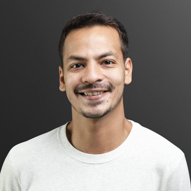 Uomo sorridente con maglia bianca a maniche lunghe